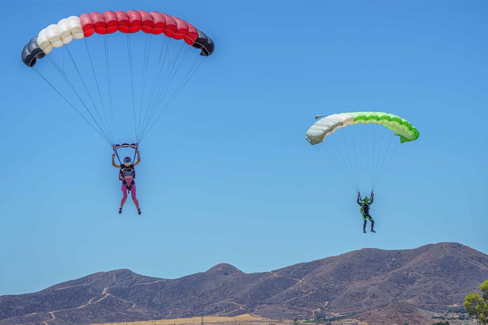 skydivers-landing